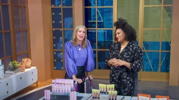 Samsoe Samsoe Harriet Blusa de satén usada por Lara Spencer vista en Good Morning America el 27 de enero de 2023