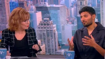 Akris Punto Windowpane Check Crepe Blazer usado por Joy Behar como se ve en The View el 31 de enero de 2023