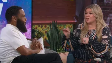 Farm Rio Mixed Prints Robe Maxi brodée portée par Kelly Clarkson vue dans The Kelly Clarkson Show le 31 janvier 2023