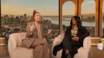 Burberry Tonya Wool Twill Classic Blazer worn by Drew Barrymore as seen in The Drew Barrymore Show on January 27, 2023