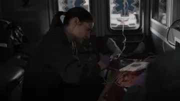 Officine Generale Tiphanie Merino Wool Pull porté par Dr. Lauren Bloom (Janet Montgomery) vu à New Amsterdam (S05E12)