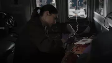 Officine Generale Tiphanie Merino Wool Pull porté par Dr. Lauren Bloom (Janet Montgomery) vu à New Amsterdam (S05E12)