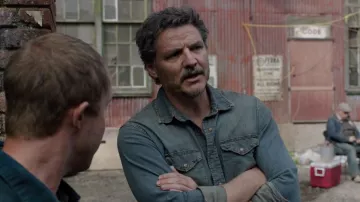 The denim jacket worn by Joel Miller (Pedro Pascal) in the series The Last of Us (S01E01)