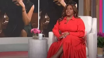 Cinq un vestido de Sept Foy usado por Sherri Shepherd visto en Sherri el 19 de enero de 2023