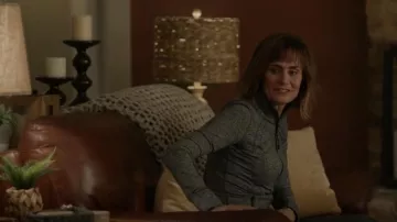 Lululemon Hood­ed De­fine Jack­et worn by Sharon Leone (Diane Farr) as seen in Fire Country (S01E10)