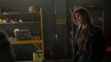 Maje Basalt Veste en cuir slim-fit portée par Sharon Leone (Diane Farr) vue dans Fire Country (S01E11)