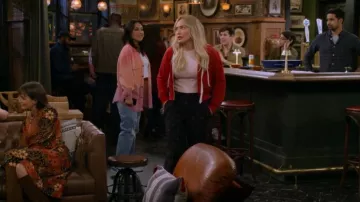 American Apparel Flex Fleece Cropped Zip Hoodie porté par Sophie (Hilary Duff) comme on le voit dans How I Met Your Father (S02E02)