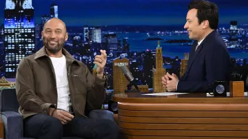 La surchemise Dior marron portée par Derek Jeter dans l'émission The Tonight Show Starring Jimmy Fallon