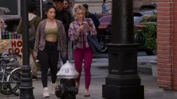 Birkenstock Taupe Suede Leather usado por Sophie (Hilary Duff) como se ve en How I Met Your Father (S02E02)