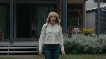 Chemise en soie à manches longues Slim Signature portée par Laura Oliver (Toni Collette) comme on le voit dans Pieces of Her (S01E03)
