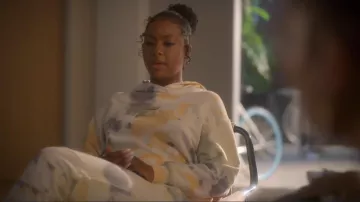 Nike Seasonal Classics Acid Wash Fleece Hoodie porté par Annika Longstreet (Justine Skye) vu dans grown-ish (S05E12)