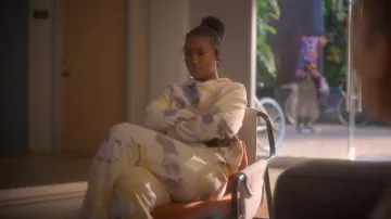 Nike Seasonal Classics Acid Wash Pantalon de survêtement en polaire à manchettes décontracté porté par Annika Longstreet (Justine Skye) vu dans grown-ish (S05E12)