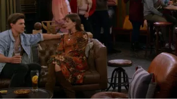 Maje M Suede Tote porté par Meredith (Leighton Meester) comme on le voit dans How I Met Your Father (S02E02)