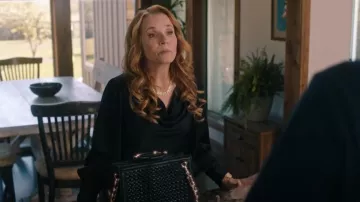 Aldo Hand­bag worn by Victoria Spencer (Lea Thompson) as seen in The Spencer Sisters (S01E01)