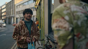 Veste de palais portée par Kash (Bilal Hasna) vue dans la série télévisée Extraordinary (S01E06)