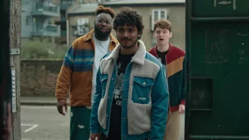 Palace Grizzly Denim Jacket porté par Kash (Bilal Hasna) comme on le voit dans Extraordinary (S01E06)