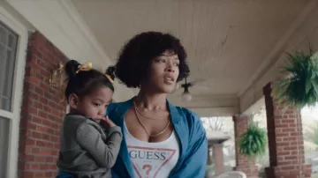 Guess White Triangle Logo Bodysuit Top usado por Lori (Serayah McNeill) como se ve en BMF (S02E04)