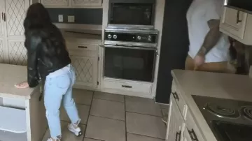 Abercrombie High Rise Mom Jean portée par Chelsea DeBoer vue dans Down Home Fab (S01E01)