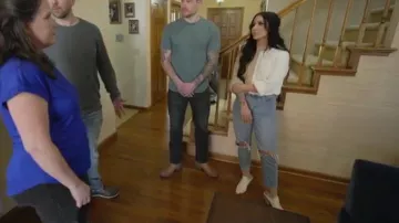 Abercrombie Spliced Classic Crew Sweater porté par Chelsea DeBoer comme on le voit dans Down Home Fab (S01E02)