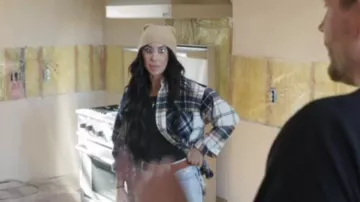 Chemise Abercrombie & Fitch en Colorblock à carreaux bleu marine portée par Chelsea DeBoer comme on le voit dans Down Home Fab (S01E02)