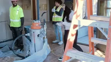 Vans Old Skool Stacked Platform Sneaker usado por Chelsea DeBoer como se ve en Down Home Fab (S01E02)