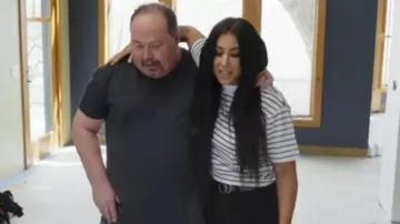 Abercrombie Cropped Boyfriend Striped Essential Tee porté par Chelsea DeBoer comme on le voit dans Down Home Fab (S01E02)