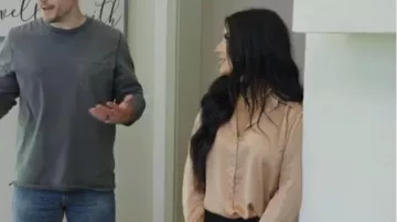 Chemise boutonnée en satin à manches longues Abercrombie portée par Chelsea DeBoer dans Down Home Fab (S01E02)