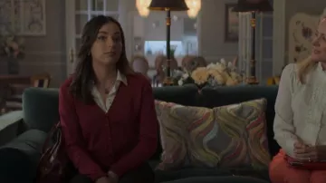 Club Monaco Helek Blouse portée par Elena Santos (Mariel Molino) vue dans The Watchful Eye (S01E01)