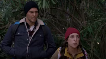 Chaleco Cotopaxi Fuego Down en rayas ámbar usado por como se ve Kat (Mayim Bialik) en Call Me Kat (S03E13)