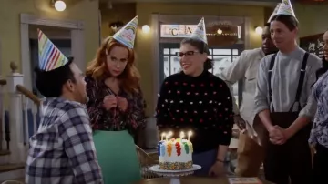 CeCe Mock Neck Rainbow Pom Pom Sweater usado por Kat (Mayim Bialik) como se ve en Call Me Kat (S03E13)