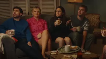 Kitri Allegra Daisy-Print Mini Robe - Rose portée par Rosie (Jessie Cave) comme vu dans Buffering (S02E01)