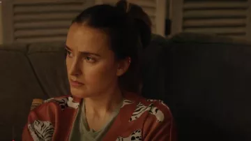 H&M Satin Bathrobe in Dusky Rose/White Tiger worn by Ashley (Rosa Robson) as seen in Buffering (S02E01)