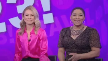 DKNY Printed Flutter-Sleeve Midi Dress porté par Déjà Vu comme vu dans LIVE avec Kelly et Ryan le 2 février 2023