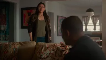 Rag & Bone U Neck Tee worn by Zarina Killebrew (Merle Dandridge) as seen in Truth Be Told (S02E06)