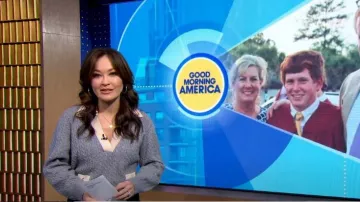 Sandro Contrast-collar Cable-knit Pull porté par Eva Pilgrim vu dans Good Morning America le 3 février 2023