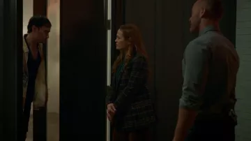 Veronica Beard Oria Blazer a cuadros usado por Angie Polaski (Erika Christensen) como se ve en Will Trent (S01E05)