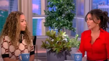 Gucci Reversible Interlocking G Knitted Dress usado por Sunny Hostin como se ve en The View el 3 de febrero de 2023