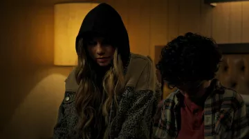 POL Vêtements Léopard Denim Veste portée par Blake Navarro (Bella Shepard) vue dans Wolf Pack (S01E01)