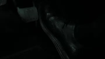 Oxford Cole Haan shoes worn by Fox Mulder (David Duchovny) in The X-Files: On the Edge of the Real (S11E01)
