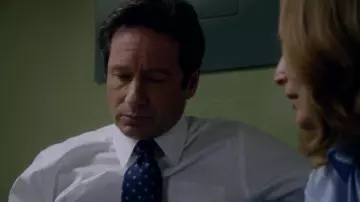 The white shirt worn by Fox Mulder (David Duchovny) in The X-Files: On the Edge of the Real (S10E04)