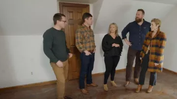 Old Navy Plaid Coat worn by Erin Napier as seen in Home Town (S07E01)