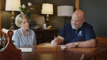 Boohoo Over­sized Bleach Wash Den­im Shirt worn by Erin Napier as seen in Home Town (S07E01)