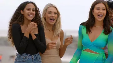 Shein Green And Blue Tie Dye Wrap Coutout Dress porté par Gabby Windey comme on le voit dans The Bachelor (S26E03)