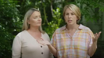 American Eagle Oversized Resort Shirt worn by Erin Napier as seen in Home Town (S07E03)