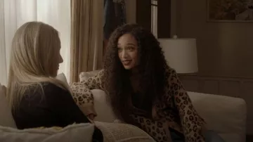 Khaite Amelia Cheetah-Print Cashmere Cardigan usado por Olivia Baker (Samantha Logan) como se ve en All American (S05E09)