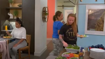 Les choses qui comptent Mode de vie Logo léopard audacieux T-shirt porté par Maci McKinney comme on le voit dans Teen Mom: Family Reunion (S02E05)