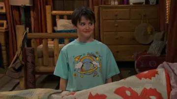 Conjunto de pijamas Asos Cosmic Dreamer Space Tee & Pants usado por Winnie Webber (Shiloh Verrico) como se ve en BUNK'D (S06E14)