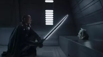 La sabre noir Legacy utilisé par Moff (Giancarlo Esposito) dans la série The Mandalorian (Saison 2 Episode 8)