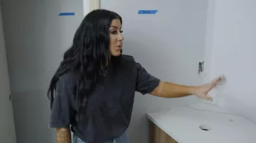 Tee Abercrombie Essential en noir Pattern porté par Chelsea DeBoer comme on le voit dans Down Home Fab (S01E03)