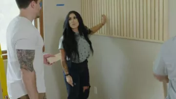 Jeans décontractés Abercrombie & Fitch 90s Ultra High Rise portés par Chelsea DeBoer dans Down Home Fab (S01E03)